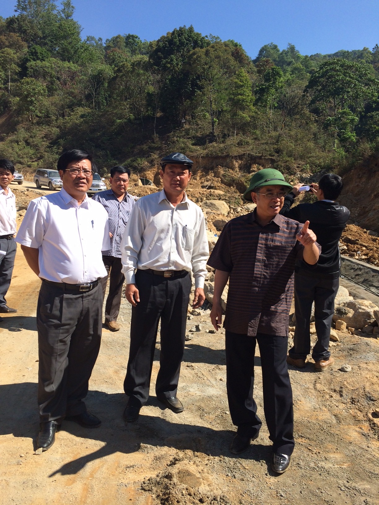Đoàn công tác UBND tỉnh kiểm tra tình hình thi công dự án giao thông trên địa bàn huyện Tu Mơ Rông